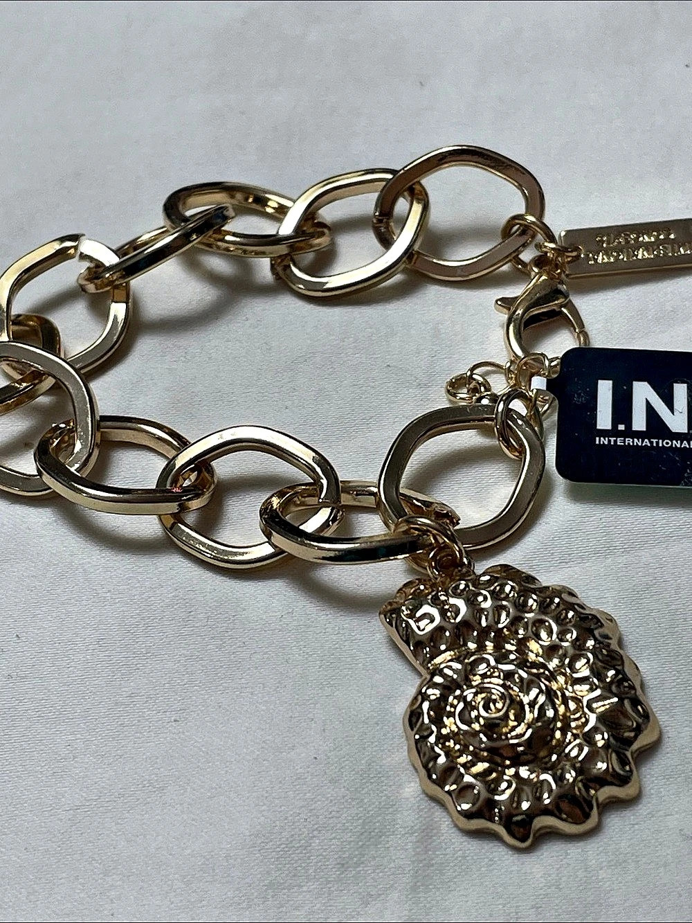 I.N.C International Concepts Shell Charm Bracelet Gold-Tone on Chunky Chain 7.5”